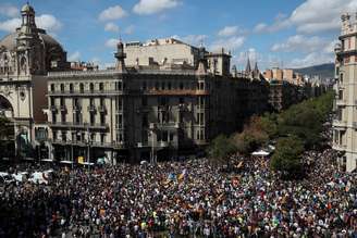 Manifestantes se reúnem em frente ao prédio do Ministério de Economia da Catalunha