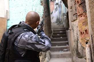 Policias do batalhão de choque realizam operação no Morro dos Macacos no Rio de Janeiro, nesta terça feira, 19.