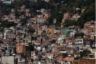 Por causa da intensa troca de tiros, a Polícia Militar fechou a Auto-estrada Lagoa-Barra desde o Shopping Fashion Mall, em frente à Rocinha, até a Gávea