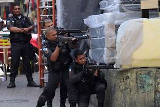 Policiais se posicionam em acesso da favela da Rocinha, no Rio de Janeiro