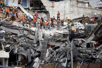 Equipes de resgate trabalham nas buscas por sobreviventes em prédio que desabou na Cidade do México após terremoto