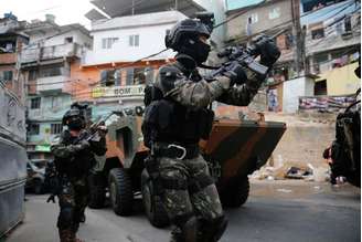 Forças Armadas combatem o tráfico de drogas na favela da Rocinha, no Rio