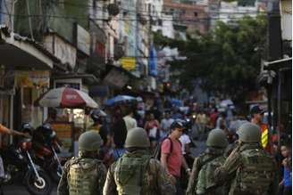 Militares continuam na favela da Rocinha para combater confrontos entre facções de traficantes de drogas