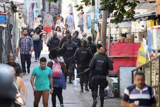 Militares das Forças Armadas seguem no patrulhamento na comunidade da Rocinha, zona sul do Rio de Janeiro (RJ), na manhã desta quarta-feira (27).