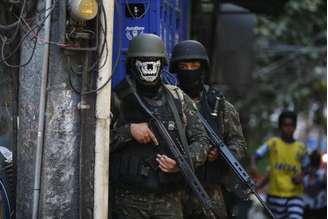 Militares continuam na favela da Rocinha para combater confrontos entre traficantes de drogas 