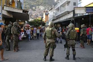O coronel Luiz Henrique Marinho Pires, da PM, explicou que, com a desmobilização das Forças Armadas na Rocinha, foram feitos 15 pontos de cerco e 14 de contenção na favela. 