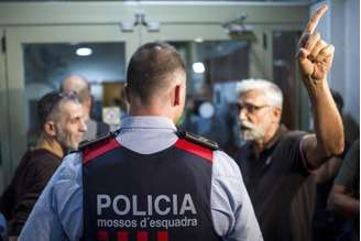 Os policiais da Catalunha, conhecidos como Mossos d'Esquadra,em locais de votação do referendo marcado para este domingo (1°)