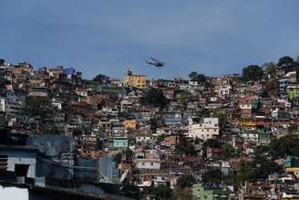 Favela da Rocinha durante operação de segurança contra confrontos entre traficantes