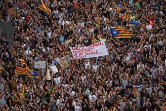 Manifestantes gritam durante protesto do lado de fora da principal delegacia da Polícia Nacional, em Barcelona, Espanha 03/10/2017 REUTERS/Susana Vera