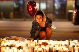 Mulher acende velas para vítimas de ataque em festival de música, em Las Vegas 02/10/2017 REUTERS/Chris Wattie