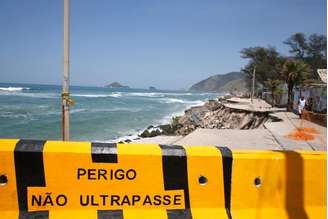 Rio de Janeiro - A força da água provocou o desabamento de mais um trecho do calçadão na Praia da Macumba, zona oeste do Rio de Janeiro, desmoronando a ciclovia situada sob a calçada 