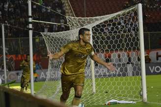 Diego Souza comemora o gol que marcou e abriu o placar da vitória do Sport sobre o Vitória, em Salvador.