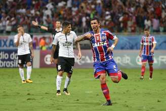 Vinicius comemora o gol que abriu o placar da partida em Salvador.