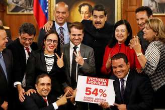 Maduro posa com governadores eleitos no Palácio Miraflores em Caracas
 