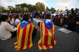 Estudantes vestem bandeira separatista da Catalunha durante protesto em Barcelona, Espanha 17/10/2017 REUTERS/Ivan Alvarado