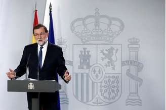 O presidente do governo da Espanha, Mariano Rajoy, anuncia intervenção na Catalunha em entrevista no Palácio Moncloa, em Madri