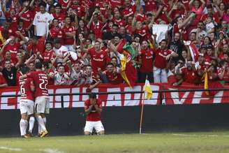 Carlos (D) comemora seu gol