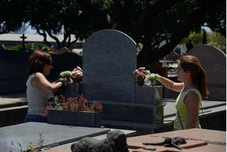 Rio de Janeiro - Cemitério do Caju tem intensa movimentação no dia de finados 