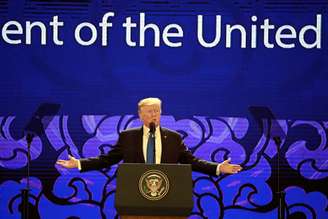 Presidente dos Estados Unidos, Donald Trump,  durante pronunciamento em cúpula da Cooperação Econômica da região Ásia-Pacífico em Danang, no Vietnã 10/11/2017 REUTERS/Nyein Chan Naing