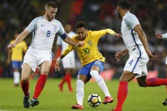 Neymar briga pela bola em jogo difícil contra a Inglaterra (Foto: Ian Kington / AFP)