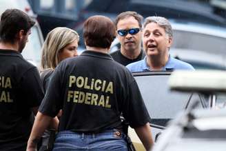 O ex-governador Anthony Garotinho deixa a sede da Polícia Federal, no Rio de Janeiro (RJ), após ser preso na manhã desta quarta-feira (22). 