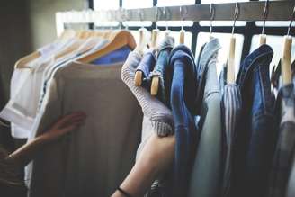 Araras ajudam a manter as roupas mais organizadas, sem amassar, e ainda deixam o ambiente estiloso