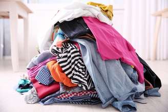 Tente sempre guardar as roupas e não deixar que acumulem em algum canto da sua casa