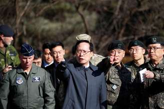 Ministro de Defesa da Coreia do Sul, Song Young-moo, visita local onde norte-coreano desertou na área de fronteira 27/11/2017 REUTERS/Kim Hong-Ji