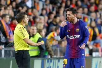 Messi conversa com assistente em jogo contra o Valencia
 26/11/2017           REUTERS/Heino Kalis