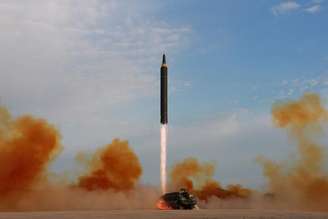 Lançamento de míssil Hwasong-12 pela Coreia do Norte em foto divulgada pela KCNA 16/09/2017 KCNA via REUTERS