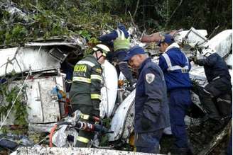 Equipes de resgate trabalharam no resgate de vítimas entre os destroços do avião