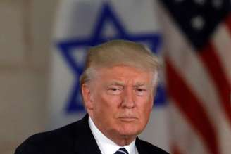 Presidente dos Estados Unidos, Donald Trump, é visto perto de bandeira de Israel, em Jerusalém 23/05/2017 REUTERS/Ronen Zvulun