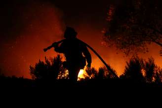 Bombeiro trabalha para apagar incêndio florestal na Califórnia, Estados Unidos 07/12/2017  REUTERS/Mike Blake