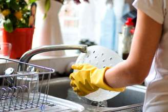 O ideal é que você limpe a cozinha logo após a refeição para impedir que a gordura seque na superfície