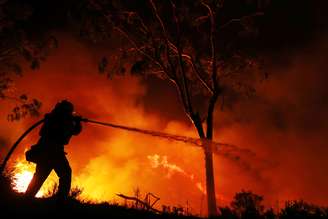 Bombeiro tenta apagar incêndio florestal na Califórnia, Estados Unidos 07/12/2017  REUTERS/Mike Blake