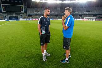 Renato conversa com Maicon após último treino do Grêmio para final