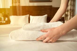 Deixar roupas de banho limpas em cima da cama é uma maneira de fazer seu hóspede se sentir bem-vindo