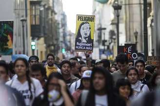 Milhares vão às ruas de Lima contra indulto dado a Fujimori