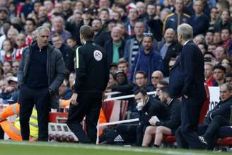 Mourinho e Wenger, em duelo entre United e Arsenal (Foto: AFP)