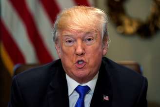 Presidente dos Estados Unidos, Donald Trump, fala com repórteres na Casa Branca, em Washington 20/12/2017 REUTERS/Jonathan Ernst