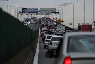 Trânsito intenso na Ponte Rio Niterói, no sentido Largos, no Rio de Janeiro (RJ), na manhã deste sábado (30)