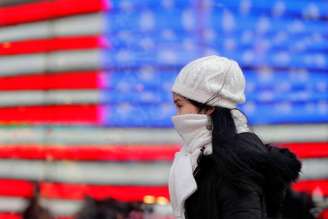 Pedestre usa casacos para se proteger do frio em Nova York, nos Estados Unidos 02/01/2018 REUTERS/Lucas Jackson