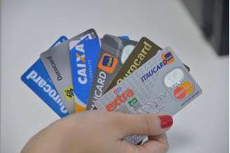 Para 76,7% das famílias com contas a pagar, o cartão de crédito é a principal forma de endividamento, seguido por carnês (17,5%) e financiamento de carro (10,9%)       
