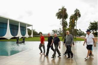 Presidente da República, Michel Temer, durante caminhada na manhã de domingo com ministros