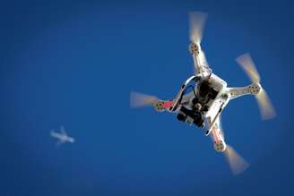 Drone é visto sobrevoando Nova York, Estados Unidos 01/01/2015  REUTERS/Carlo Allegri