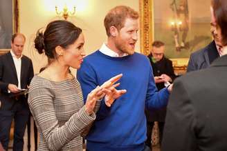 Príncipe britânico Harry e sua noiva, Megan Markle, conversam com pessoas no Castelo de Cardiff
18/01/2018 REUTERS/Ben Birchall/Pool