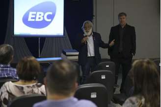 O diretor-presidente da Aadasa, Paulo Salles, e o diretor da aência Jorge Enoch Furquim Werneck Lima participam de palestra sobre o 8º Fórum mundial da Água, na EBC 