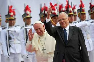 Papa Francisco é recebido por multidão em Lima
