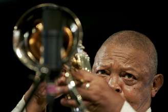 Trompetista e cantor Hugh Masekela, conhecido como “pai do jazz sul-africano” 26/04/2009 REUTERS/Lee Celano