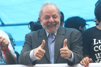 Lula discursa a apoiadores em manifestação em Porto Alegre
